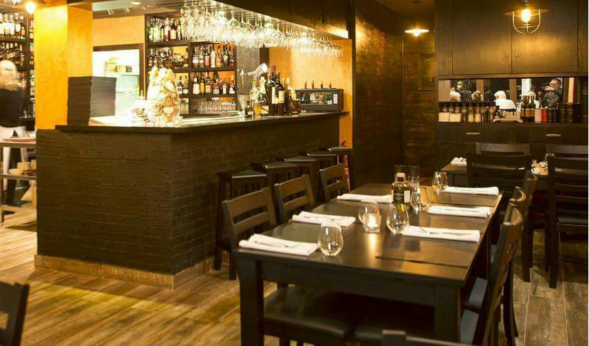 Mesas, sillas y taburetes de madera en color wengué negro Mobiliario de madera para hosteleria